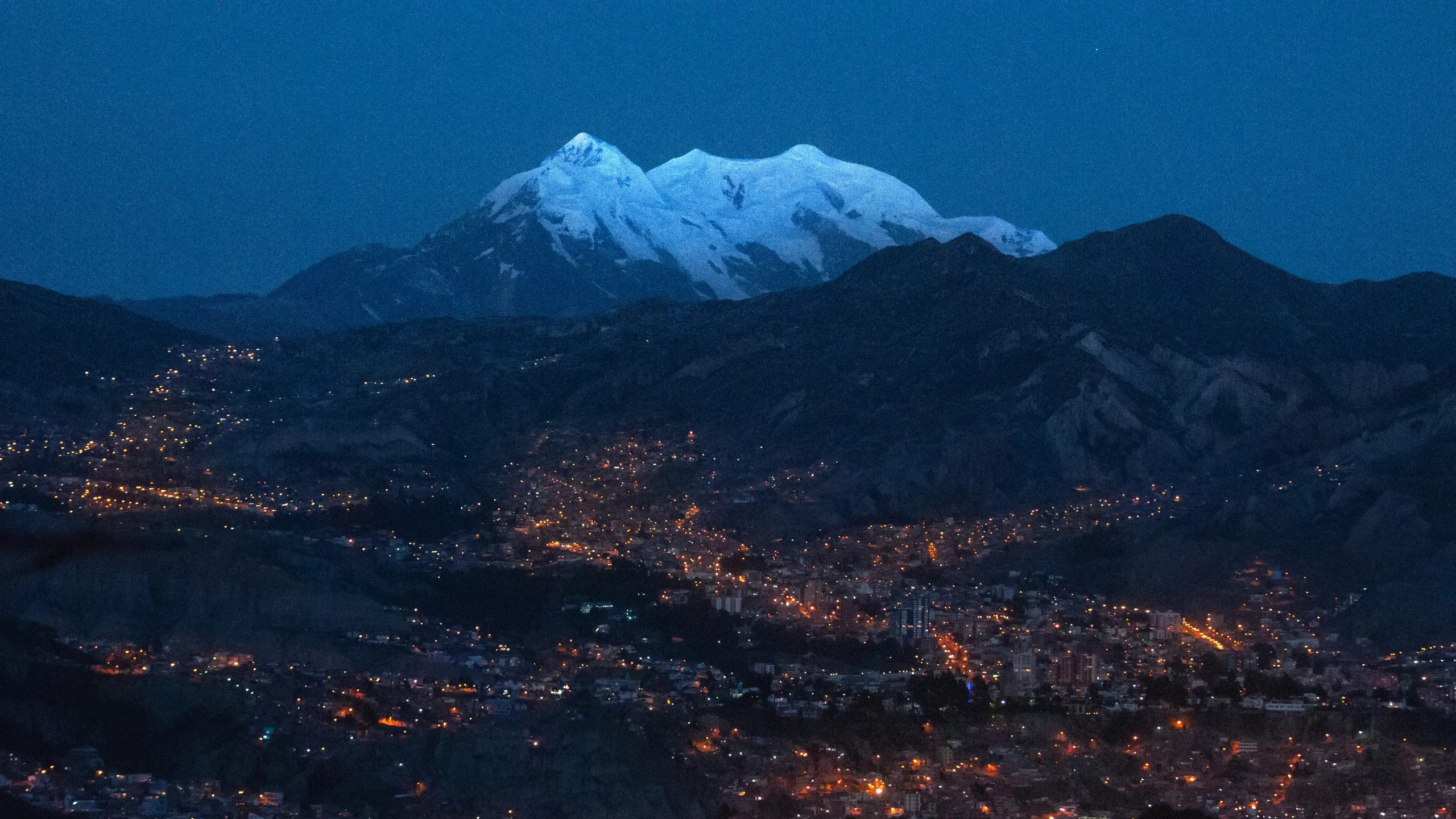 Nevado Illimani y ciudad de La Paz de noche